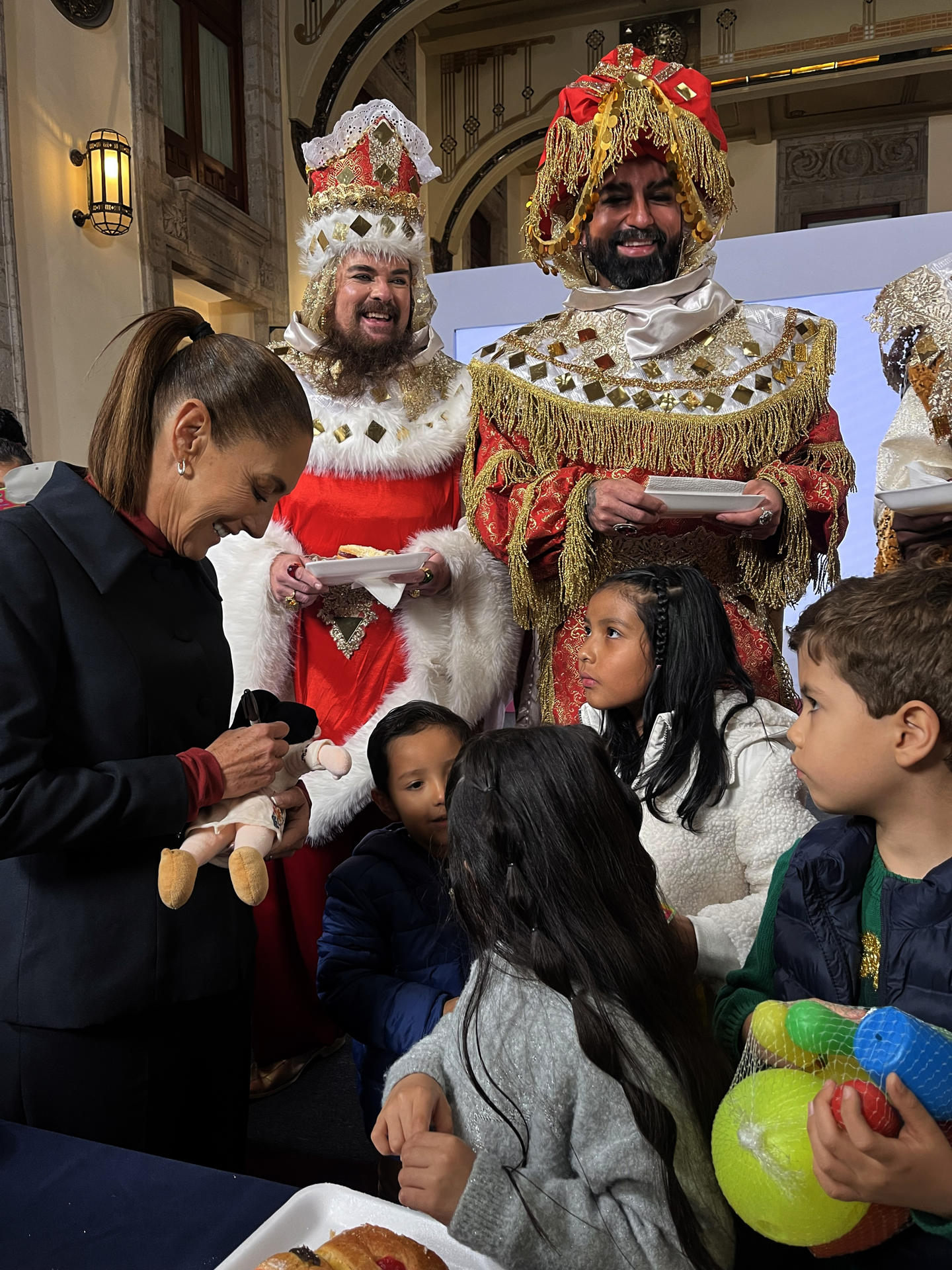 Reyes Magos visitan conferencia matutina de Claudia Sheinbaum y entregan regalos a niños Reyes Magos visitan conferencia matutina de Claudia Sheinbaum y entregan regalos a niños