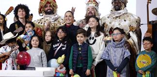 Reyes Magos visitan conferencia matutina de Claudia Sheinbaum y entregan regalos a ni&ntilde;os