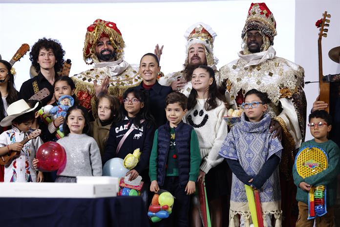 Reyes Magos visitan conferencia matutina de Claudia Sheinbaum y entregan regalos a niños Reyes Magos visitan conferencia matutina de Claudia Sheinbaum y entregan regalos a niños