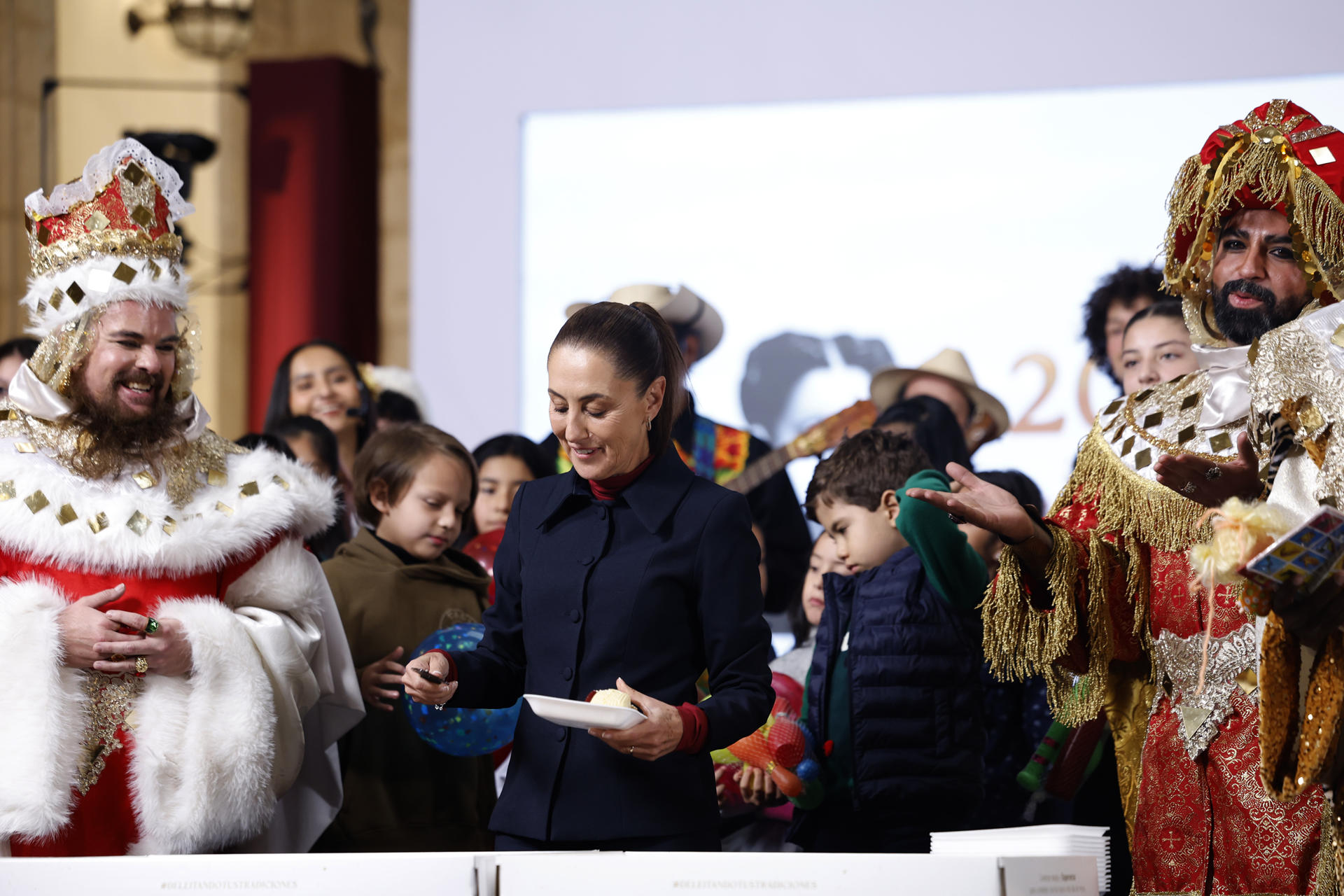Reyes Magos visitan conferencia matutina de Claudia Sheinbaum y entregan regalos a niños Reyes Magos visitan conferencia matutina de Claudia Sheinbaum y entregan regalos a niños