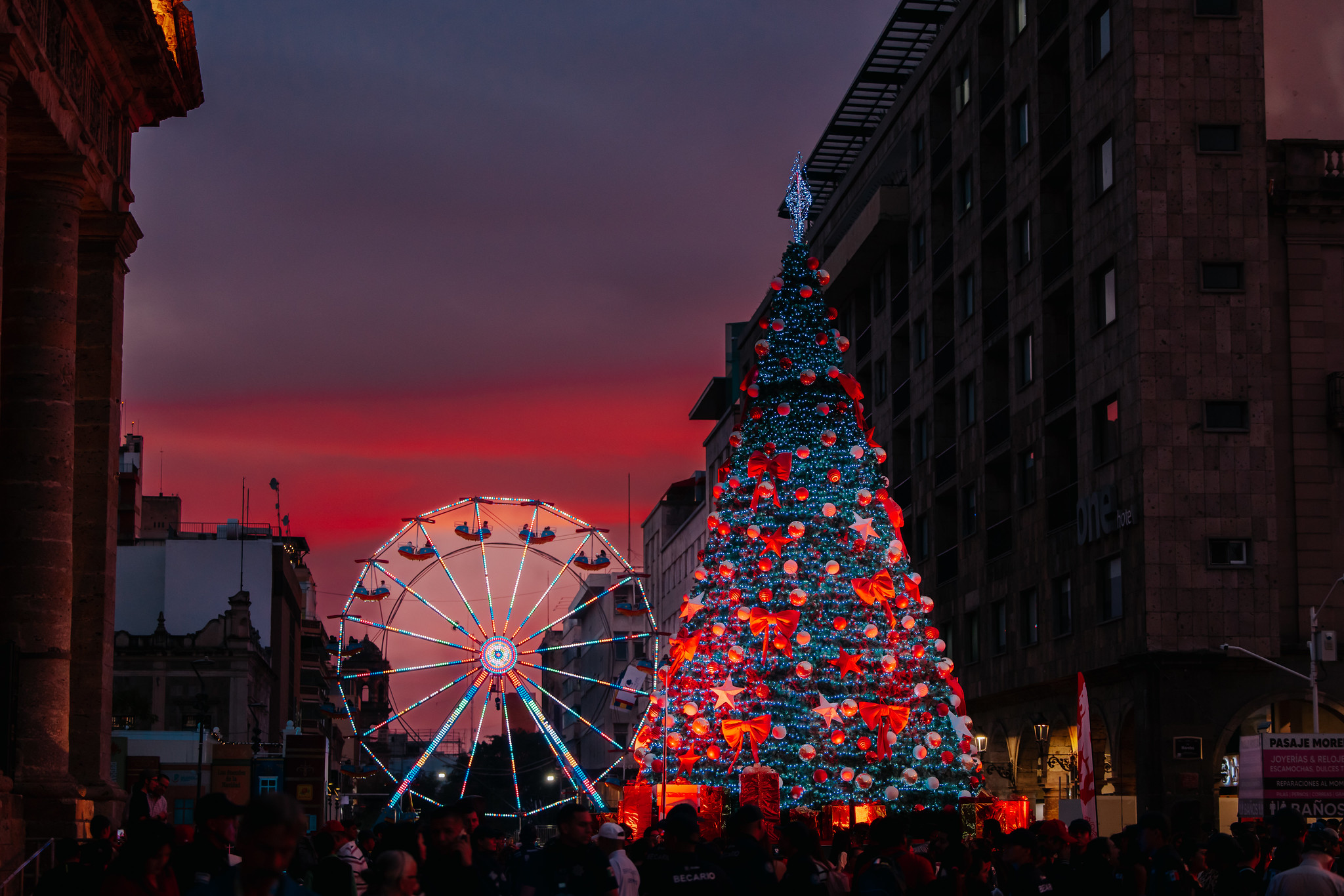 Guadalajara reparte 500 roscas de Reyes y mil 700 litros de chocolate en el Centro Histórico Guadalajara reparte 500 roscas de Reyes y mil 700 litros de chocolate en el Centro Histórico