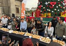Guadalajara reparte 500 roscas de Reyes y mil 700 litros de chocolate en el Centro Histórico