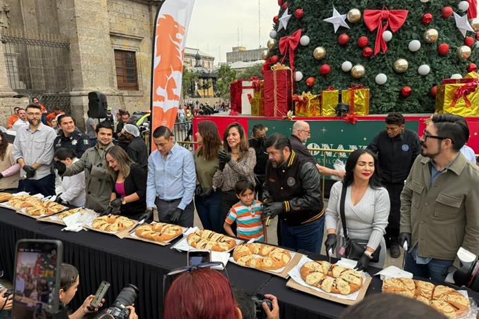 Guadalajara reparte 500 roscas de Reyes y mil 700 litros de chocolate en el Centro Histórico Guadalajara reparte 500 roscas de Reyes y mil 700 litros de chocolate en el Centro Histórico