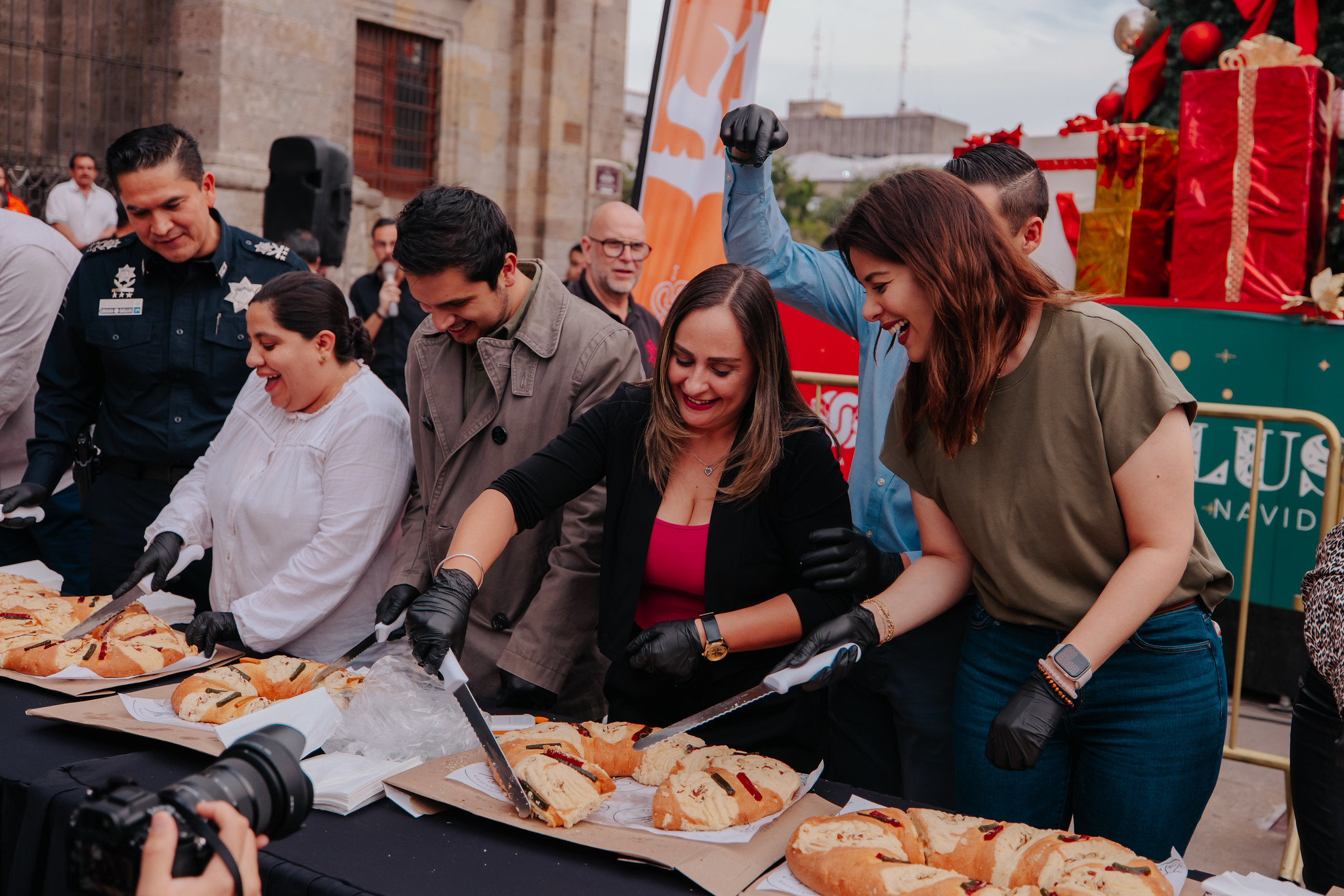 Guadalajara reparte 500 roscas de Reyes y mil 700 litros de chocolate en el Centro Histórico Guadalajara reparte 500 roscas de Reyes y mil 700 litros de chocolate en el Centro Histórico