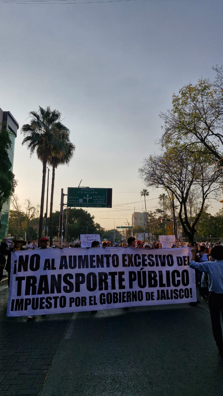 Marchan contra aumento al pasaje y exigen al Congreso frenar tarifazo