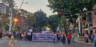 Marchan contra aumento al pasaje y exigen al Congreso frenar tarifazo