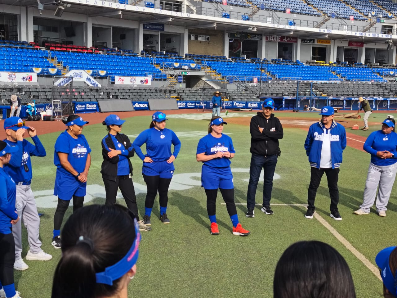 Persisten brechas en los banquillos: pocas mujeres dirigen en futbol y softbol profesional Persisten brechas en los banquillos: pocas mujeres dirigen en futbol y softbol profesional