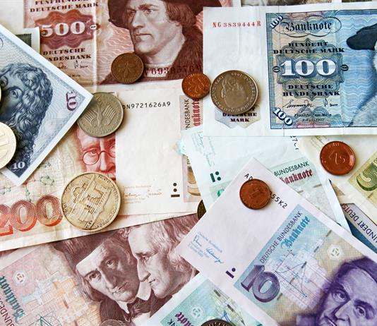 Alemanes convierten viejos marcos alemanes en dinero