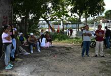 Esperanza y angustia de familiares de presos políticos ante lentas liberaciones en Venezuela