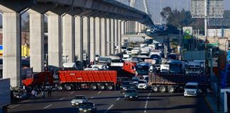 Transportistas del Estado de M&eacute;xico bloquean v&iacute;as para denunciar extorsi&oacute;n