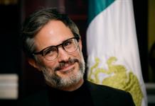 Gael Garc&iacute;a Bernal recibe medalla francesa y destaca uni&oacute;n del cine latinoamericano y europeo