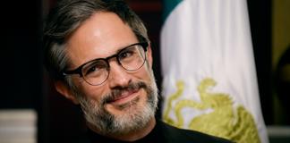 Gael Garc&iacute;a Bernal recibe medalla francesa y destaca uni&oacute;n del cine latinoamericano y europeo