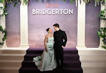Netflix presenta temporada 4 Bridgerton en Par&iacute;s antes de su estreno