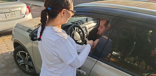 Instalan drive thru en Las Águilas para vacunar contra el sarampión