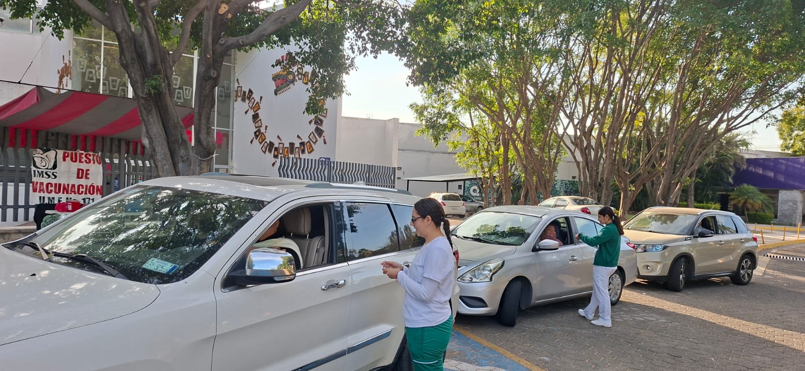 Instalan drive thru en Las Águilas para vacunar contra el sarampión