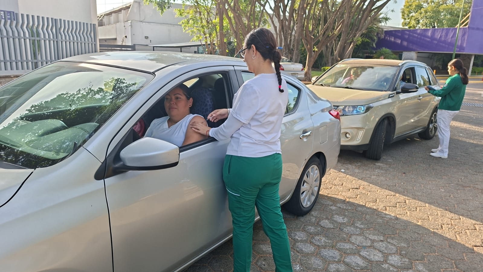 Instalan drive thru en Las Águilas para vacunar contra el sarampión