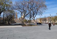 Bonita, pero incompleta: visitantes reclaman ausencia de botes de basura en Plaza de la Liberación