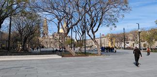 Bonita, pero incompleta: visitantes reclaman ausencia de botes de basura en Plaza de la Liberaci&oacute;n