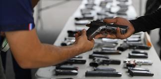 Autoridades mexicanas hallan un coche con m&aacute;s de cincuenta armas en la fronteriza Tijuana