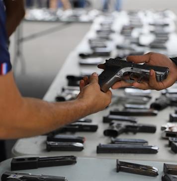Autoridades mexicanas hallan un coche con m&aacute;s de cincuenta armas en la fronteriza Tijuana