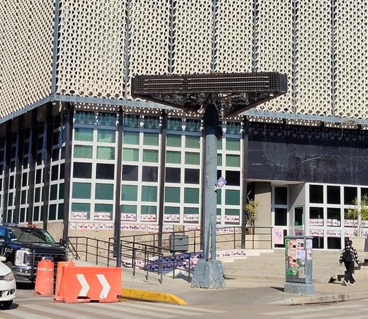 Colectivo Luz de Esperanza vuelve a pegar fichas de b&uacute;squeda de personas en Secretar&iacute;a de Seguridad de Jalisco