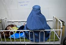 En Afganistán, un hospital es la última esperanza para madres de niños con desnutrición