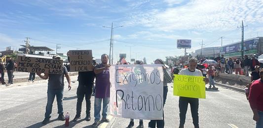 Vecinos paralizan Carretera a Chapala; exigen reapertura de retorno