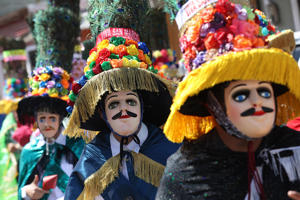 La colorida danza del Toro Huaco brilla en festividades en el Pacífico de Nicaragua