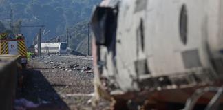 Al menos 42 muertos en el accidente de trenes de Espa&ntilde;a cuyas causas siguen investig&aacute;ndose