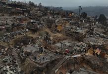 Damnificados imploran ayuda entre las ruinas por incendios forestales en Chile