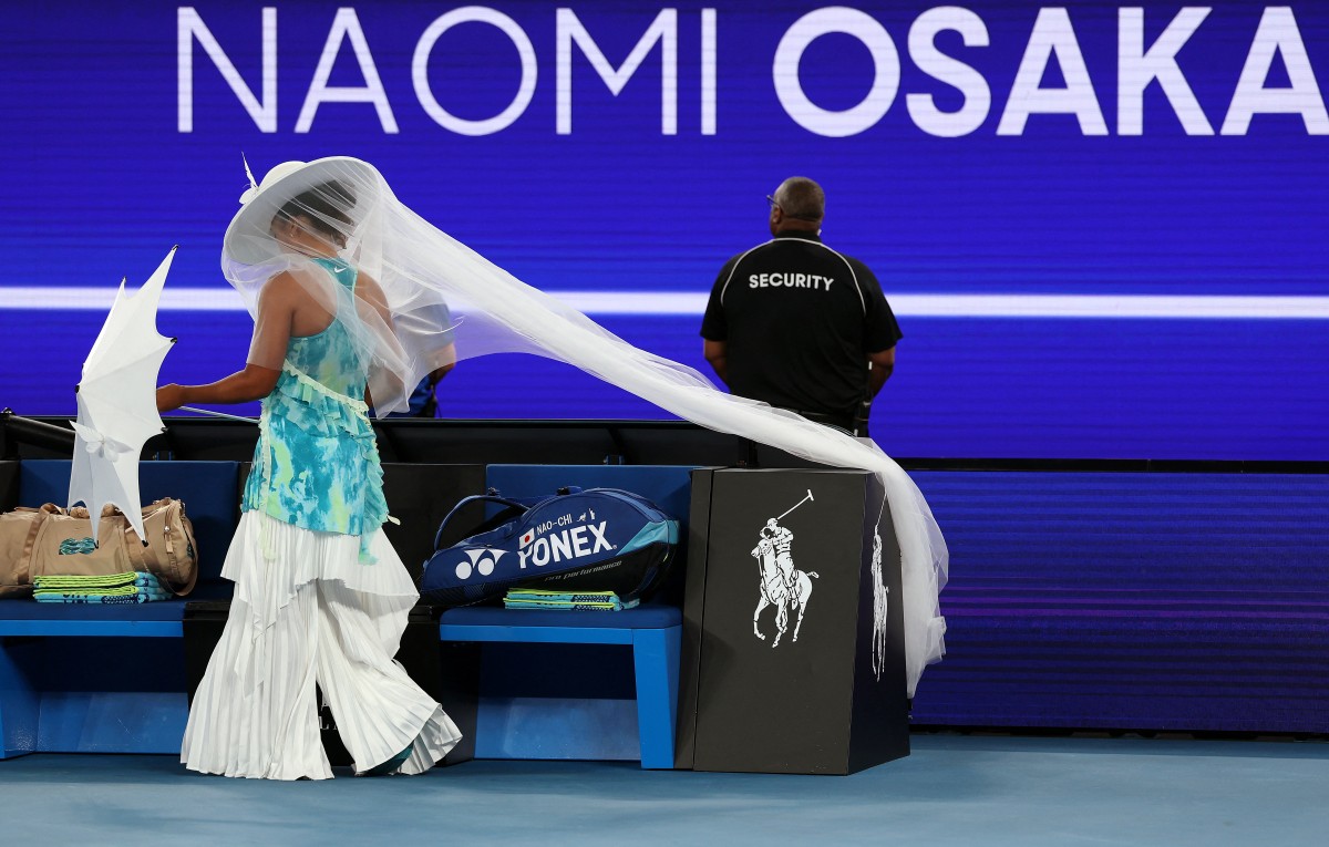 Naomi Osaka impacta en el Abierto de Australia con sombrero, velo y sombrilla