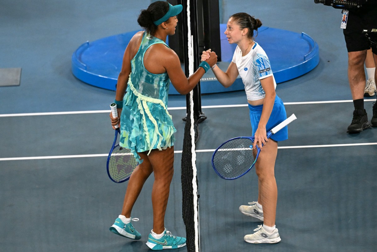 Naomi Osaka impacta en el Abierto de Australia con sombrero, velo y sombrilla