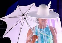 Naomi Osaka impacta en el Abierto de Australia con sombrero, velo y sombrilla
