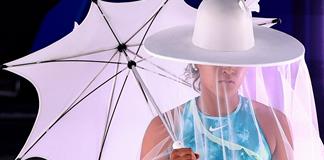 Naomi Osaka impacta en el Abierto de Australia con sombrero, velo y sombrilla