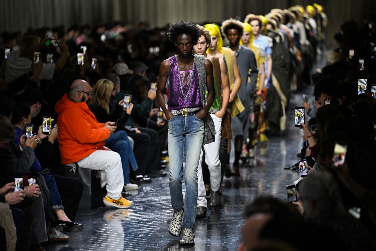 Anderson reinventa los clásicos de Dior con toques punk en la Semana de la Moda masculina Anderson reinventa los clásicos de Dior con toques punk en la Semana de la Moda masculina