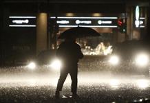 Un muerto e inundaciones importantes en Atenas por el temporal que azota Grecia