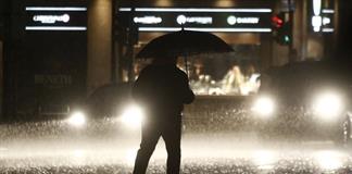 Un muerto e inundaciones importantes en Atenas por el temporal que azota Grecia