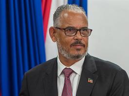 Cinco miembros del Consejo Presidencial de Haití exigen la destitución del primer ministro Cinco miembros del Consejo Presidencial de Haití exigen la destitución del primer ministro