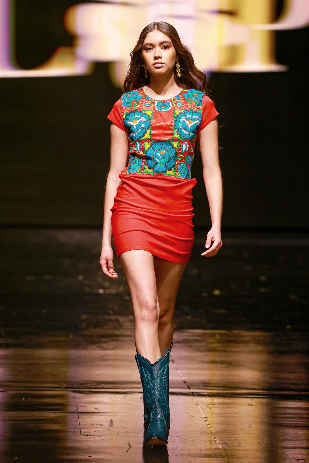 Vestidos de noche con bordados indígenas roban las miradas en una pasarela en México