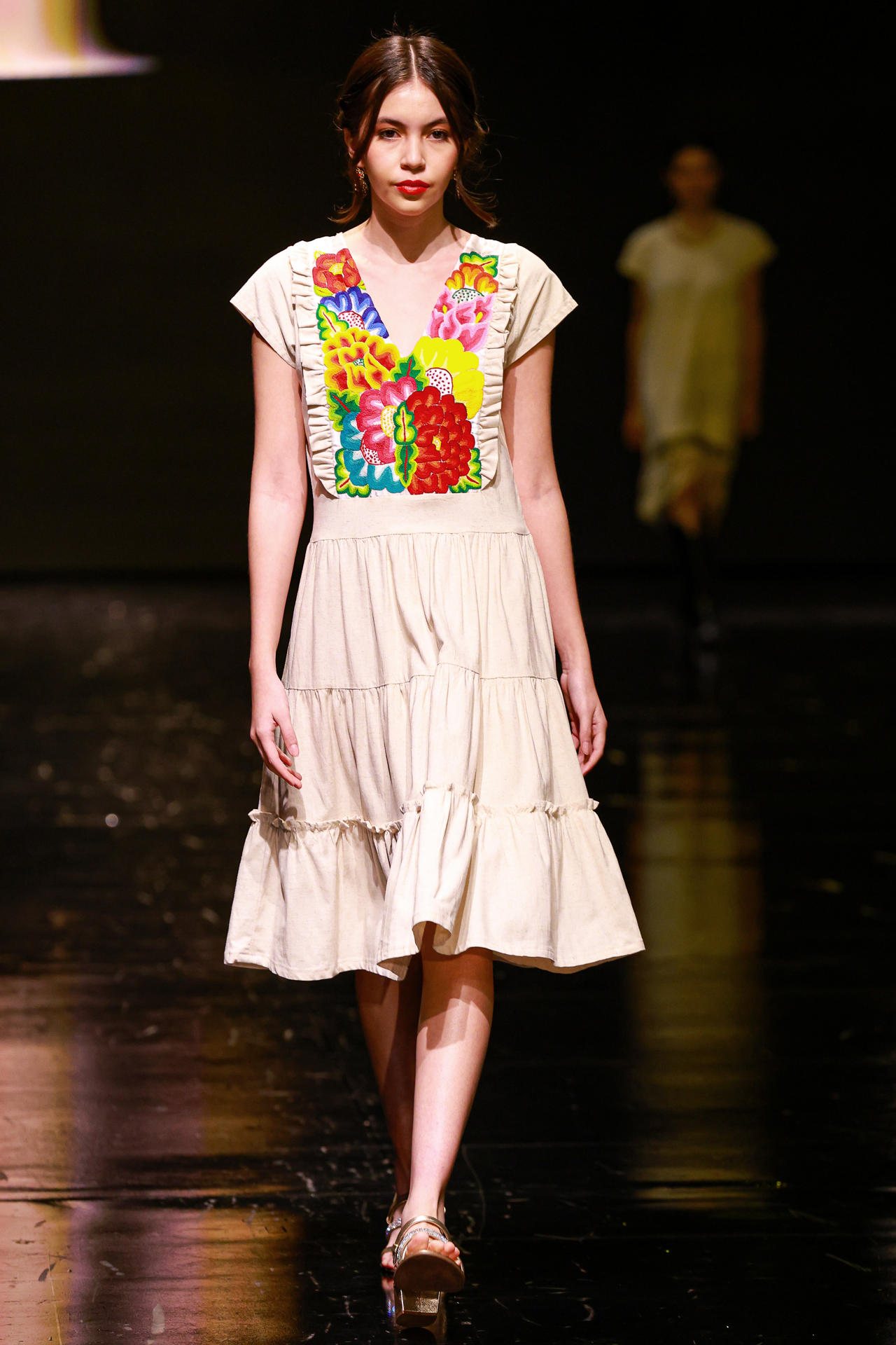 Vestidos de noche con bordados indígenas roban las miradas en una pasarela en México