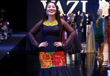 Vestidos de noche con bordados ind&iacute;genas roban las miradas en una pasarela en M&eacute;xico