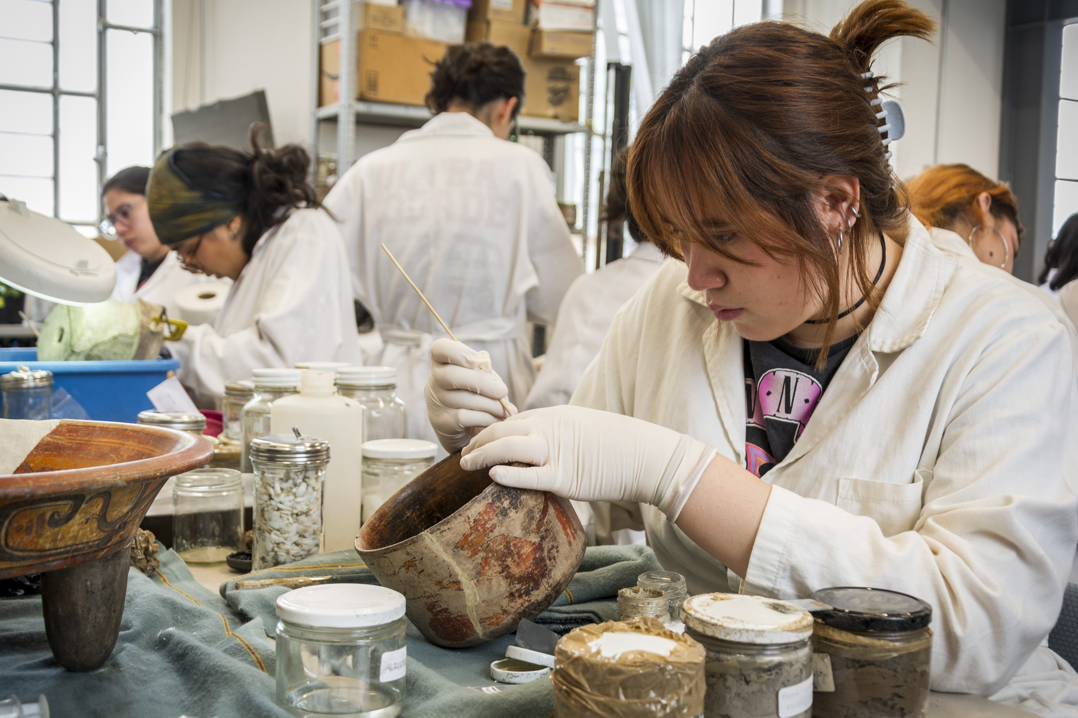 Integrantes de la ECRO restauran piezas del próximo Museo de Arqueología de Occidente