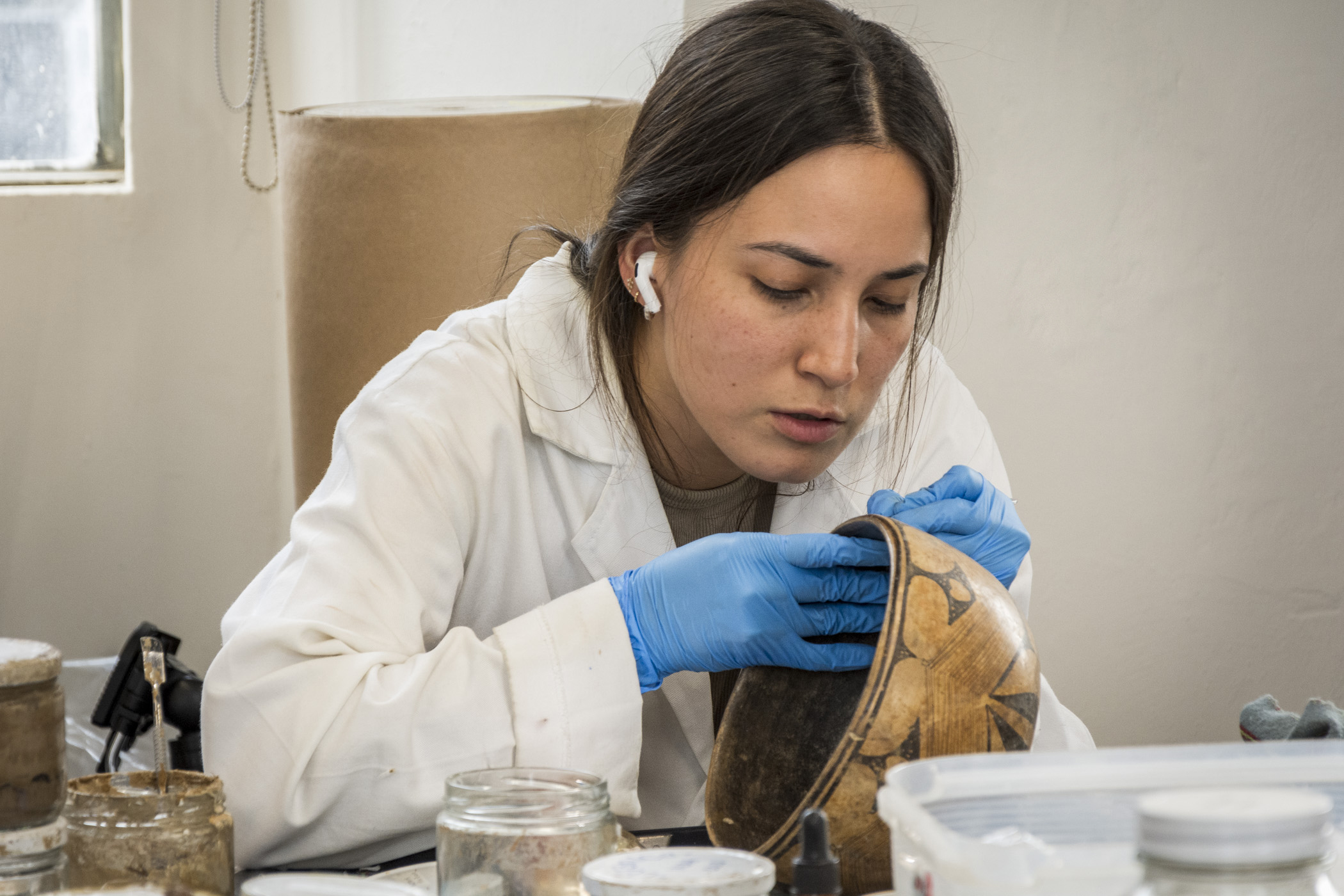 Integrantes de la ECRO restauran piezas del próximo Museo de Arqueología de Occidente