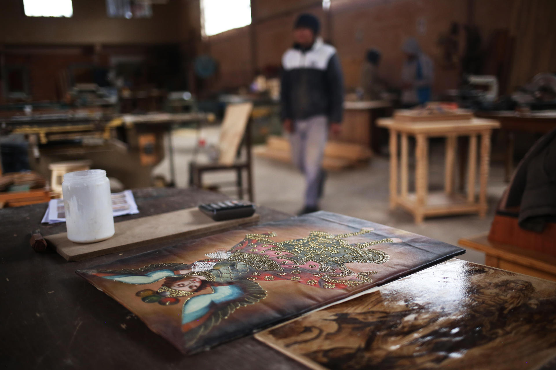 De madera, metal o tela, los jóvenes privados de libertad muestran su talento en Bolivia