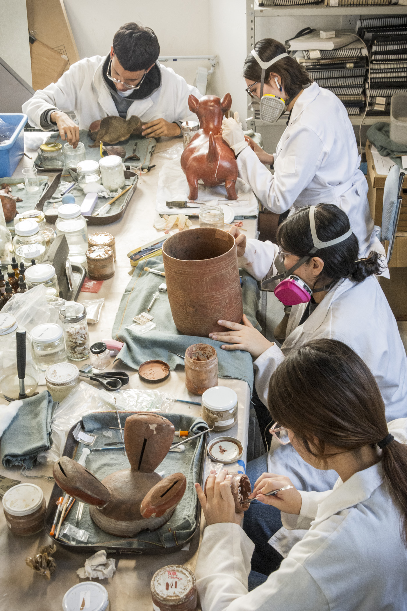 Integrantes de la ECRO restauran piezas del próximo Museo de Arqueología de Occidente