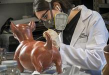 Integrantes de la ECRO restauran piezas del próximo Museo de Arqueología de Occidente Integrantes de la ECRO restauran piezas del próximo Museo de Arqueología de Occidente