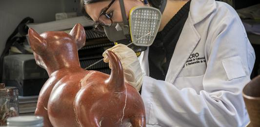 Integrantes de la ECRO restauran piezas del próximo Museo de Arqueología de Occidente