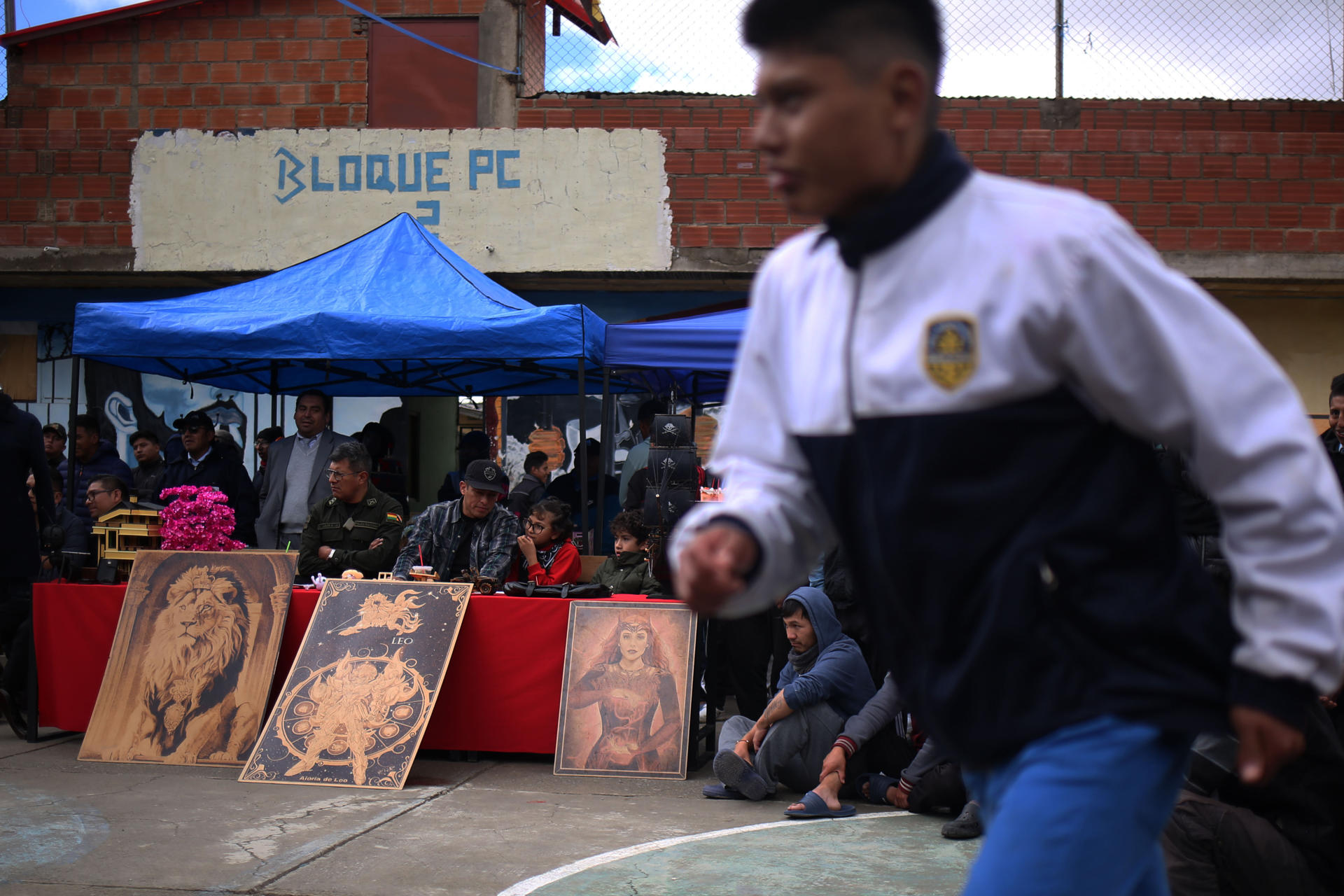 De madera, metal o tela, los jóvenes privados de libertad muestran su talento en Bolivia