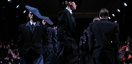 Diseñador Willy Chavarria combina cultura chicana y activismo en desfile parisino