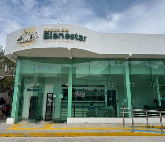 Adultos mayores enfrentan barreras para cobrar apoyos del Bienestar